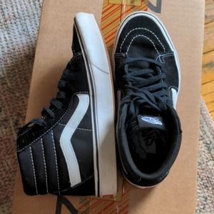 Vans SK8-Hi black and white sneaks
